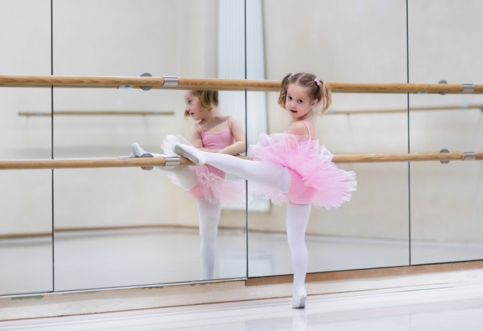 Tìm hiểu về lớp học múa Ballet cơ bản để đăng ký ngay cho con ba mẹ nhé!