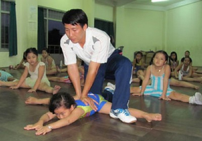 Người thầy giáo với niềm đam mê dạy aerobic cho trẻ em Người thầy giáo với niềm đam mê dạy aerobic cho trẻ em
