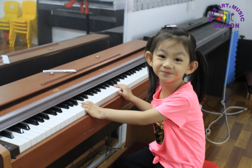 Nên cho bé học piano từ mấy tuổi? Bí quyết “gõ cửa” đúng giai đoạn vàng của trẻ - hình ảnh 6 Nên cho bé học piano từ mấy tuổi? Bí quyết “gõ cửa” đúng giai đoạn vàng của trẻ - hình ảnh 6