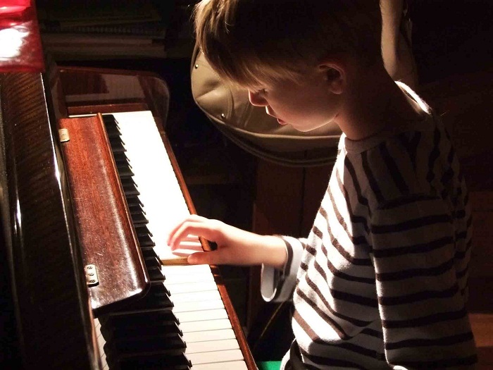 Bé học đàn Piano: Nên bắt đầu từ đâu và chọn nơi dạy nào thích hợp?