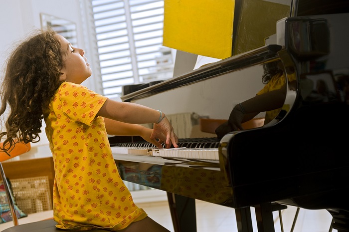 Dạy đàn Piano cho bé mang lại những lợi ích gì trong tương lai ?