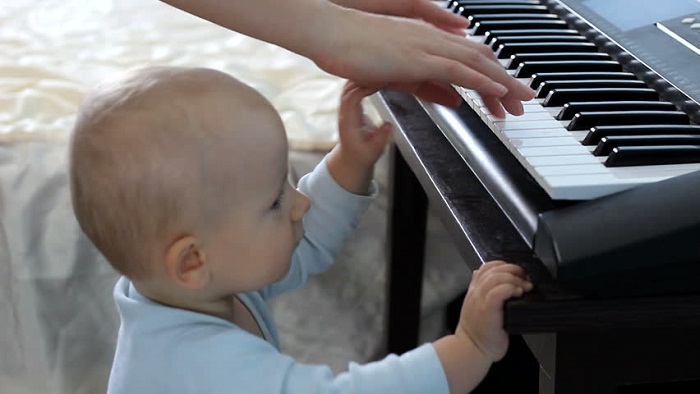 Lợi ích tuyệt vời khi dạy piano cho bé 3 tuổi