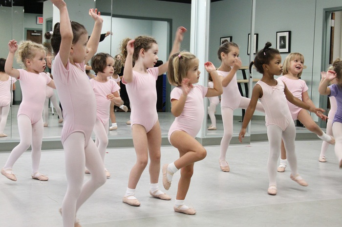 Cứ mỗi bận hè đến là các lớp học múa ballet cơ bản cho bé lại đắt như tôm tươi - hình ảnh 2 Cứ mỗi bận hè đến là các lớp học múa ballet cơ bản cho bé lại đắt như tôm tươi - hình ảnh 2