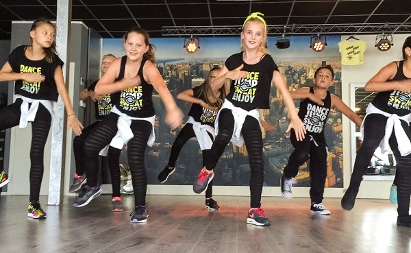 Một số bài tập thể dục Aerobic thiếu nhi phổ biến cho mẹ và bé