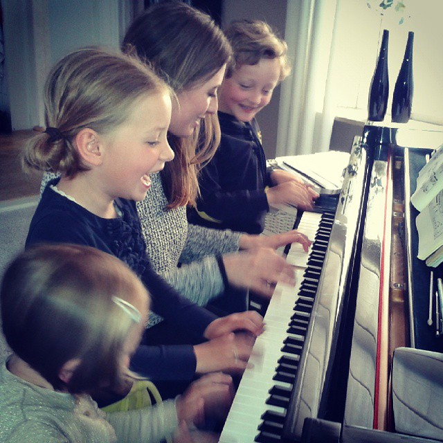 Chia sẻ kinh nghiệm cho bé học đàn piano cho ba mẹ Chia sẻ kinh nghiệm cho bé học đàn piano cho ba mẹ