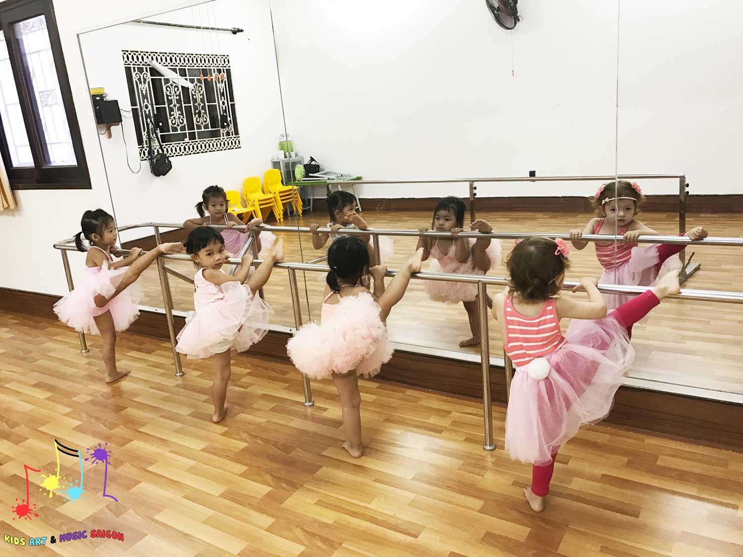 Chào mừng cơ sở ballet, aerobic, piano và vẽ cho trẻ em thứ 2 của Kids Art & Music