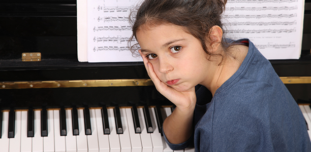 Những điều ba mẹ cần lưu ý về cách dạy đàn piano cho trẻ Những điều ba mẹ cần lưu ý về cách dạy đàn piano cho trẻ