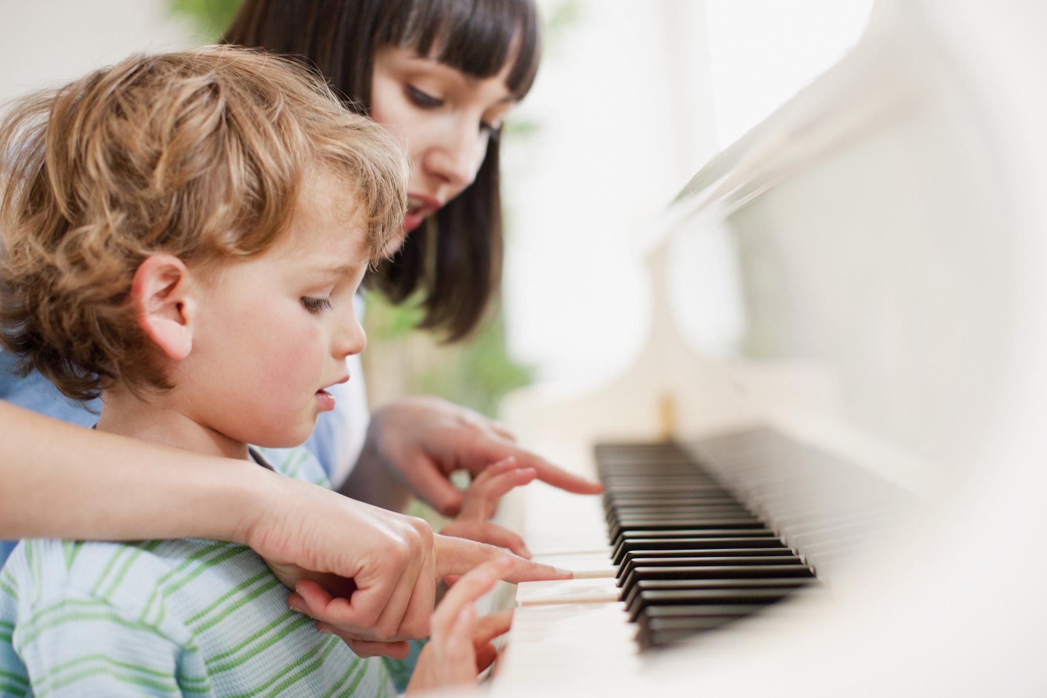 Dạy piano cho trẻ 4 tuổi ba mẹ cần lưu ý những gì? Dạy piano cho trẻ 4 tuổi ba mẹ cần lưu ý những gì?