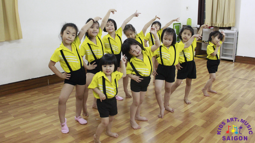 Tại sao ba mẹ nên cho con tham gia các lớp Nnhảy hiện đại? - hình ảnh 1 Tại sao ba mẹ nên cho con tham gia các lớp Nhảy hiện đại? - hình ảnh 1