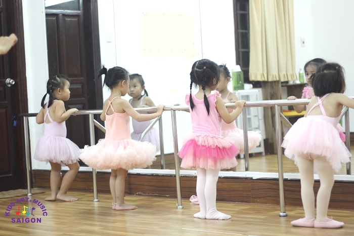 6 thế tay chân quan trọng trong múa ballet cơ bản khi học múa ở quận 9