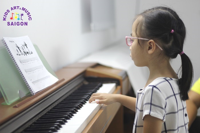 Dạy đàn piano tại Hà Nội cho trẻ em sẽ đem đến những lợi ích gì?