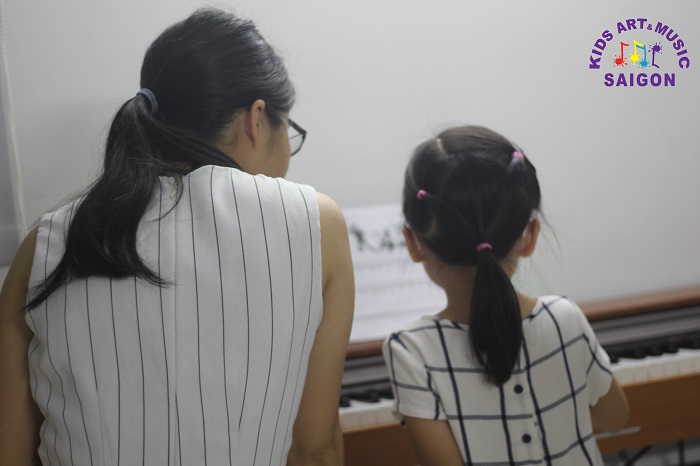 Những điểm nổi bật đáng lưu ý khi tìm giáo viên dạy piano ở Hà Nội cho trẻ em