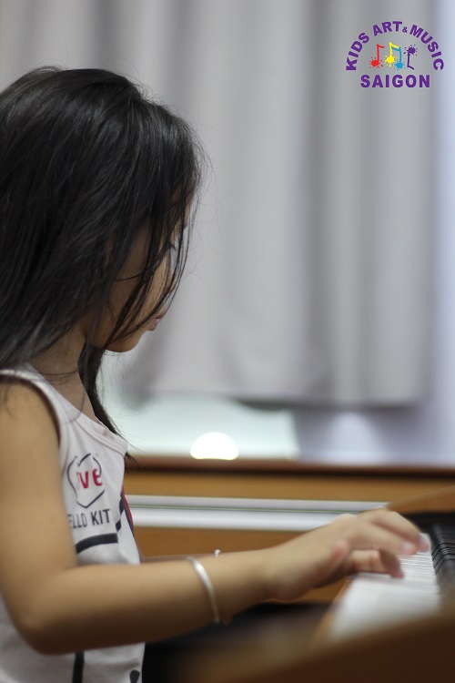 Vì sao ba mẹ nên chú trọng việc lên dây đàn Piano Hà Nội cho bé?