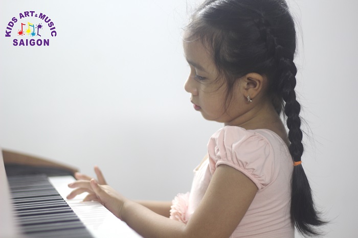 Bạn đã bao giờ nghĩ đến các lớp học đàn piano ha noi cho trẻ mầm non chưa? Bạn đã bao giờ nghĩ đến các lớp học đàn piano ha noi cho trẻ mầm non chưa?