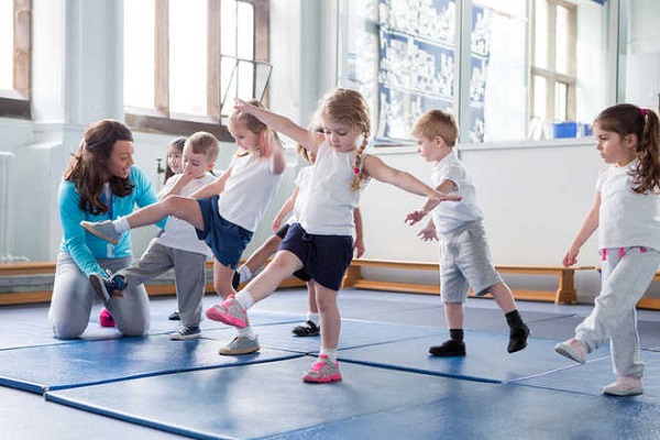 Không rời mắt khỏi video nhảy aerobic thiếu nhi