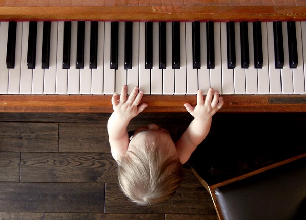 Chìm đắm cảm xúc cùng nhạc piano hay cho bé Chìm đắm cảm xúc cùng nhạc piano hay cho bé