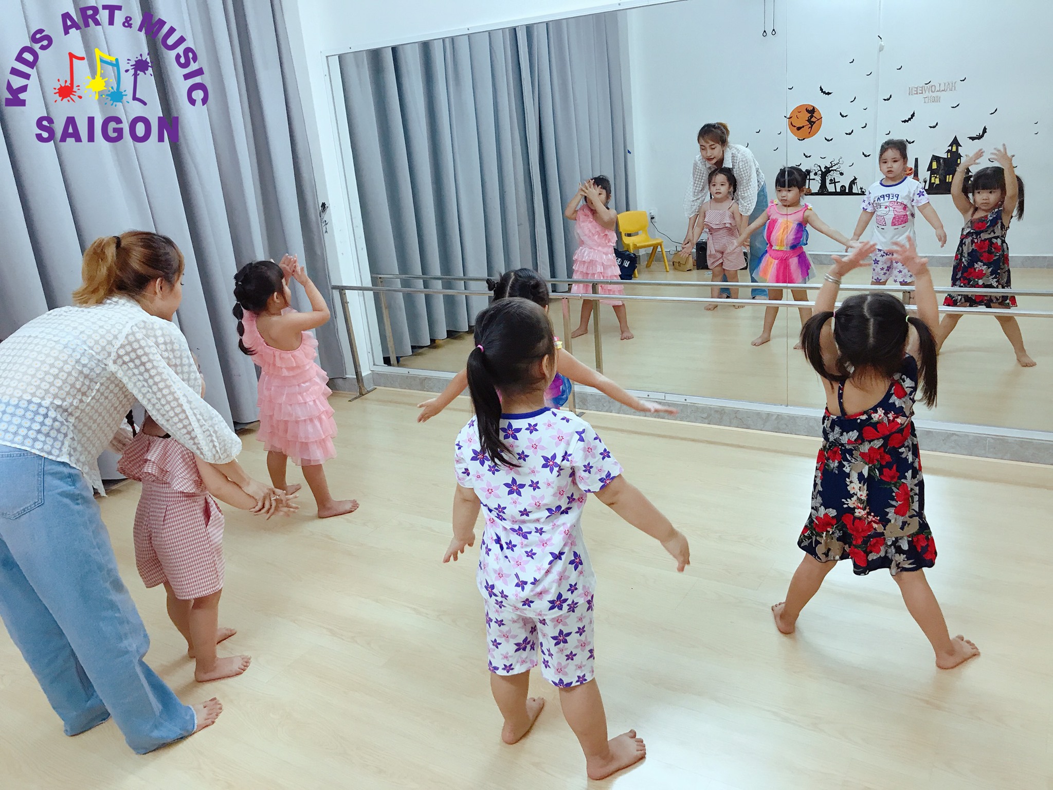 Không thể rời mắt với video aerobic thiếu nhi sôi động Không thể rời mắt với video aerobic thiếu nhi sôi động