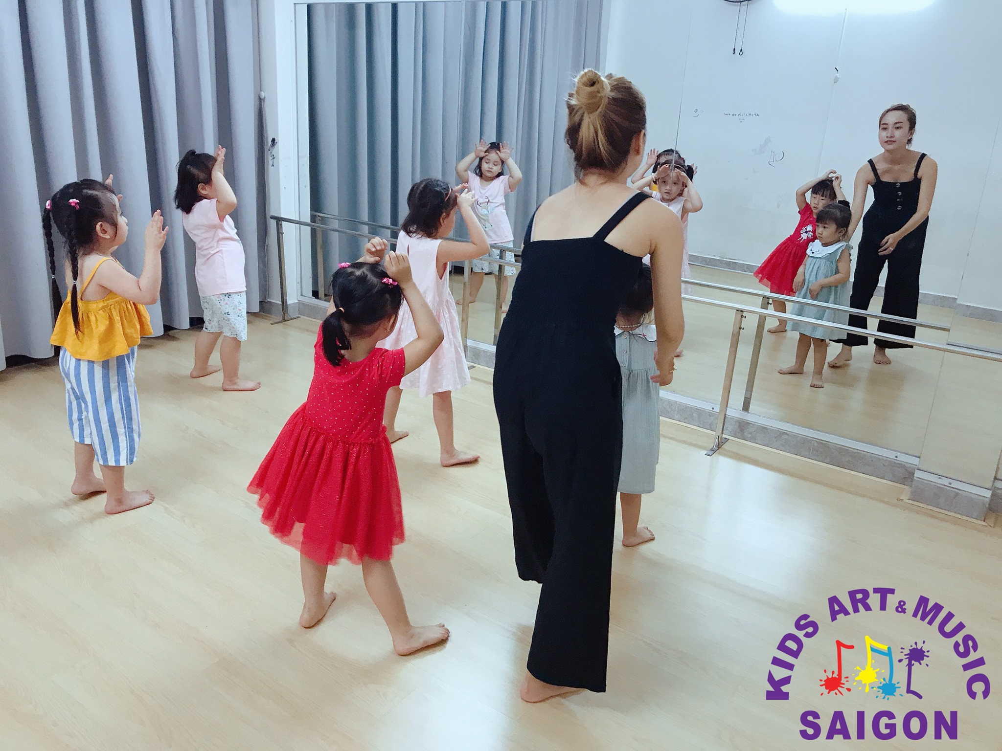 Không rời mắt khỏi video nhảy aerobic thiếu nhi