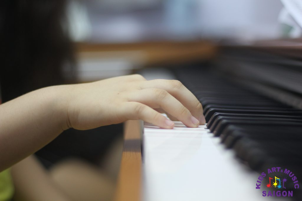 Nên cho bé học piano từ mấy tuổi? Bí quyết “gõ cửa” đúng giai đoạn vàng của trẻ - hình ảnh 3 Nên cho bé học piano từ mấy tuổi? Bí quyết “gõ cửa” đúng giai đoạn vàng của trẻ - hình ảnh 3