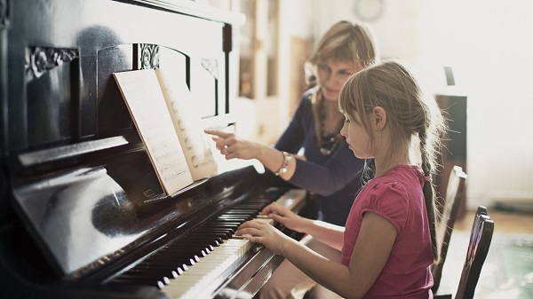 Dạy học đàn piano cho bé nên bắt đầu từ đâu Dạy học đàn piano cho bé nên bắt đầu từ đâu