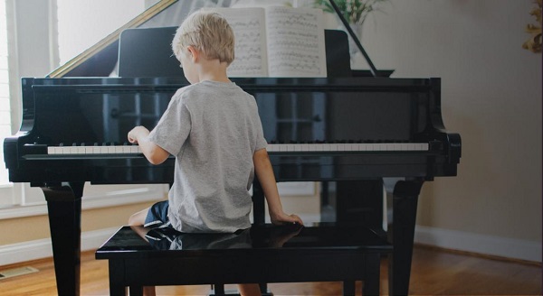 Lợi ích của việc cho trẻ học chơi piano có thể bạn chưa biết Lợi ích của việc cho trẻ học chơi piano có thể bạn chưa biết