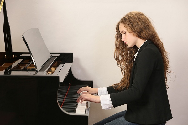 Hướng dẫn bạn học đệm hát piano đơn giản, dễ hiểu Hướng dẫn bạn học đệm hát piano đơn giản, dễ hiểu