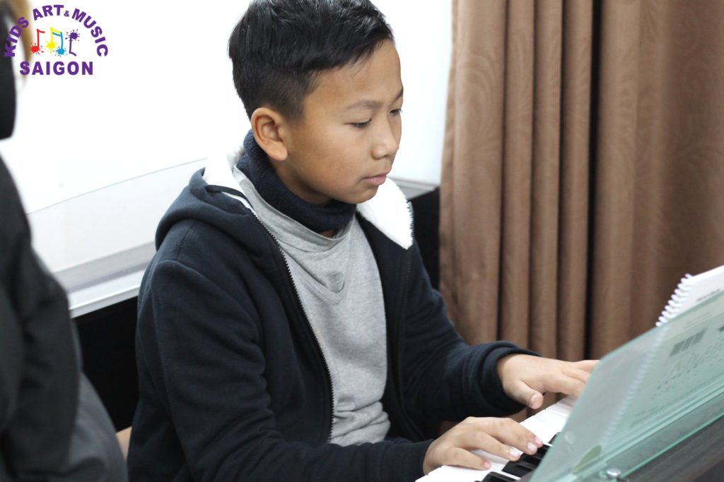 Lớp học đàn piano ở Hà Nội cho người lớn 1 Lớp học đàn piano ở Hà Nội cho người lớn 1