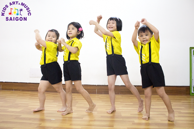 Lắc lư cùng bé trong từng bước nhảy nhịp điệu aerobic Lắc lư cùng bé trong từng bước nhảy nhịp điệu aerobic