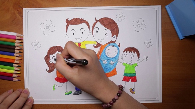 Tranh tô màu gia đình cho bé - thế giới nhỏ ngập tràn hạnh phúc hình ảnh 3
