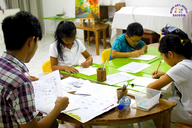 Ba mẹ có nên cho bé tham gia các trung tâm dạy vẽ không?