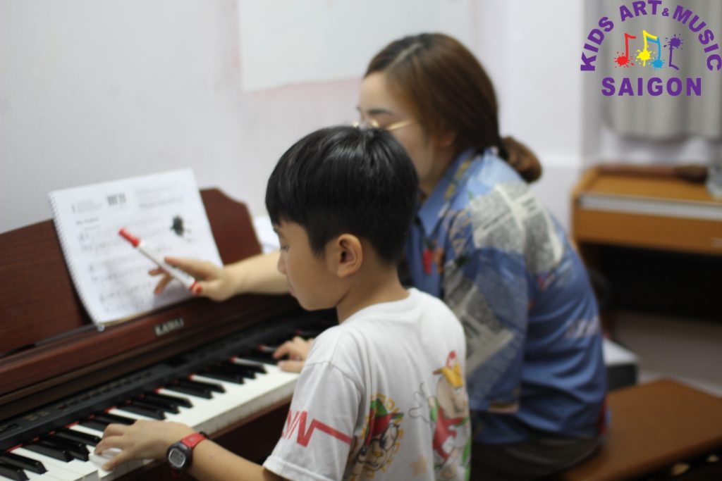 Nên cho bé học piano từ mấy tuổi? Bí quyết “gõ cửa” đúng giai đoạn vàng của trẻ - hình ảnh 4 Nên cho bé học piano từ mấy tuổi? Bí quyết “gõ cửa” đúng giai đoạn vàng của trẻ - hình ảnh 4