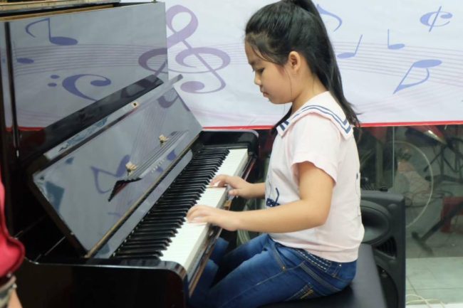 Tại sao ba mẹ nên cho bé tham gia những lớp học đàn quận Tân Phú?