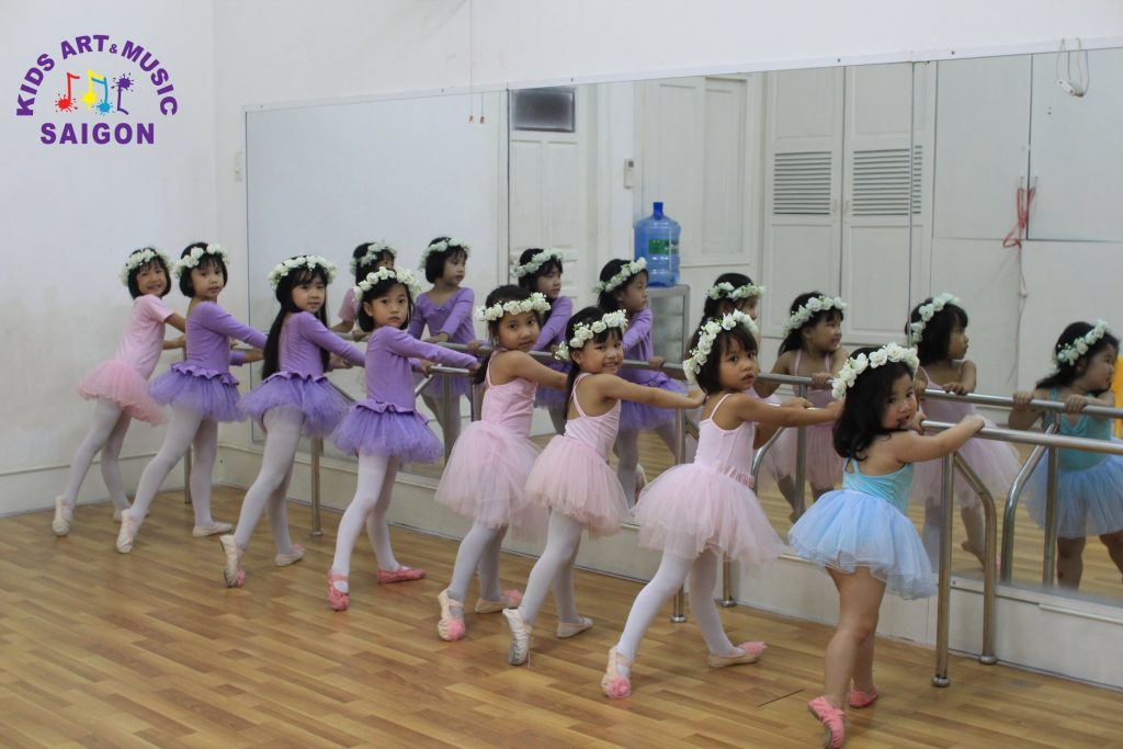 Lớp dạy múa Ballet cơ bản cho bé lên 3 - hình ảnh 4