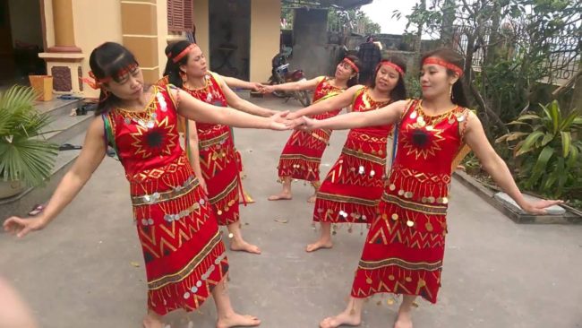 Nét đẹp độc đáo của những bộ váy múa Tây Nguyên ảnh 1