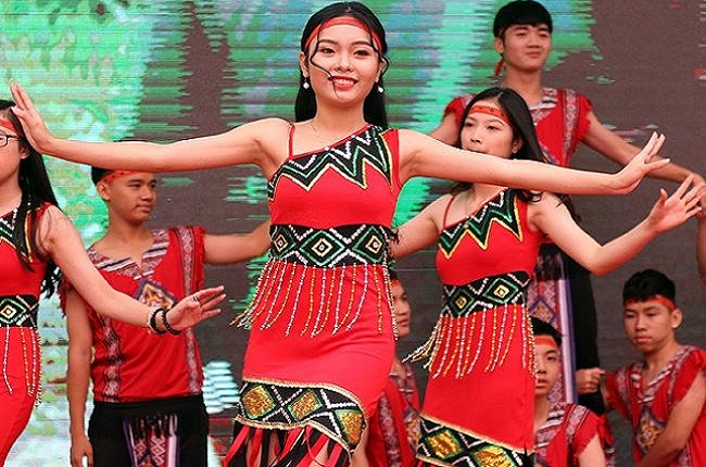 Nét đẹp độc đáo của những bộ váy múa Tây Nguyên