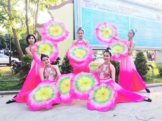 Tìm kiếm địa chỉ cho thuê váy múa hoa sen