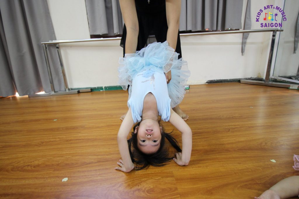 Bé học múa ba lê trở nên thông minh hơn - hình ảnh 2 Bé học múa ba lê trở nên thông minh hơn - hình ảnh 2