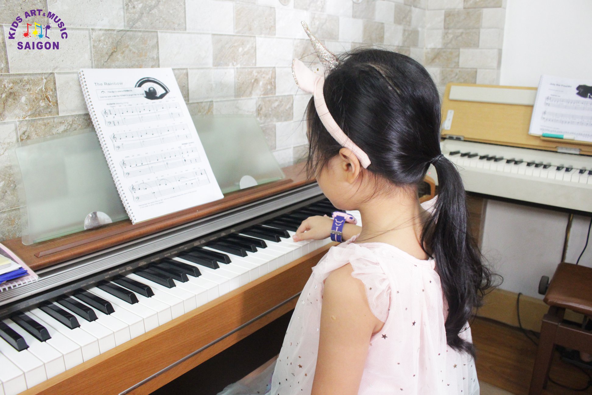 Trẻ học đàn Piano - làm thế nào để tạo hứng thú cho con khi học đàn? -hình ảnh 1 Giáo trình Piano cơ bản, Trẻ học đàn Piano - làm thế nào để tạo hứng thú cho con khi học đàn? -hình ảnh 1