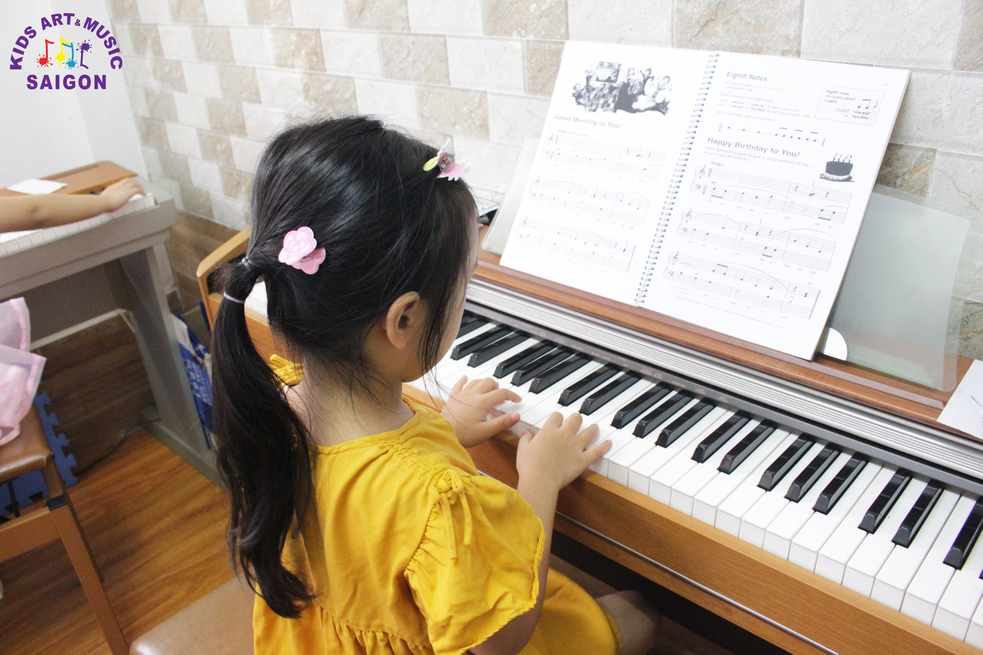 Làm thế nào để học đàn piano tại nhà đơn giản và hiệu quả? - hình ảnh 3 Giá đàn Piano cho bé?