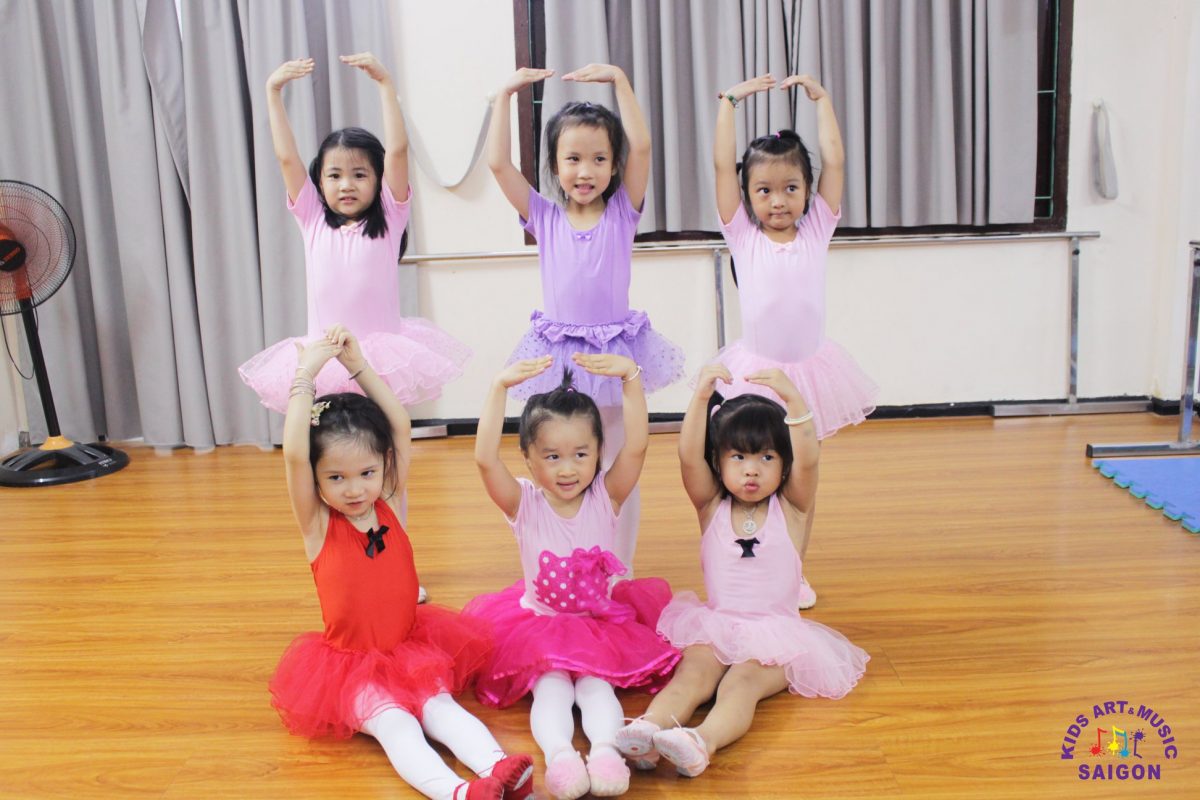 Hướng dẫn múa bale cơ bản cho bé
