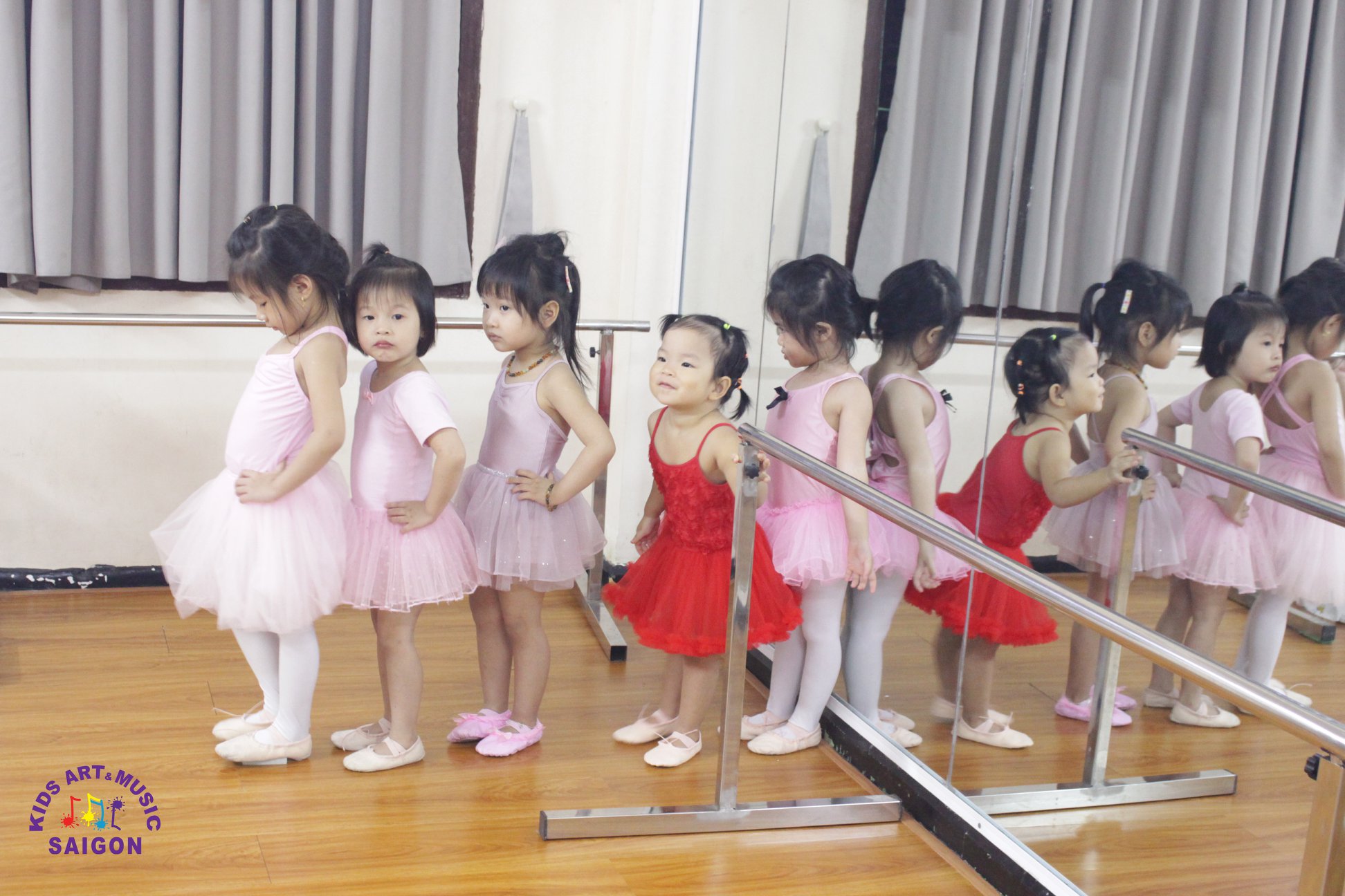 Một số bài tập khởi động khi cho bé học múa - hình ảnh 3 Một số bài tập khởi động khi cho bé học múa - hình ảnh 3