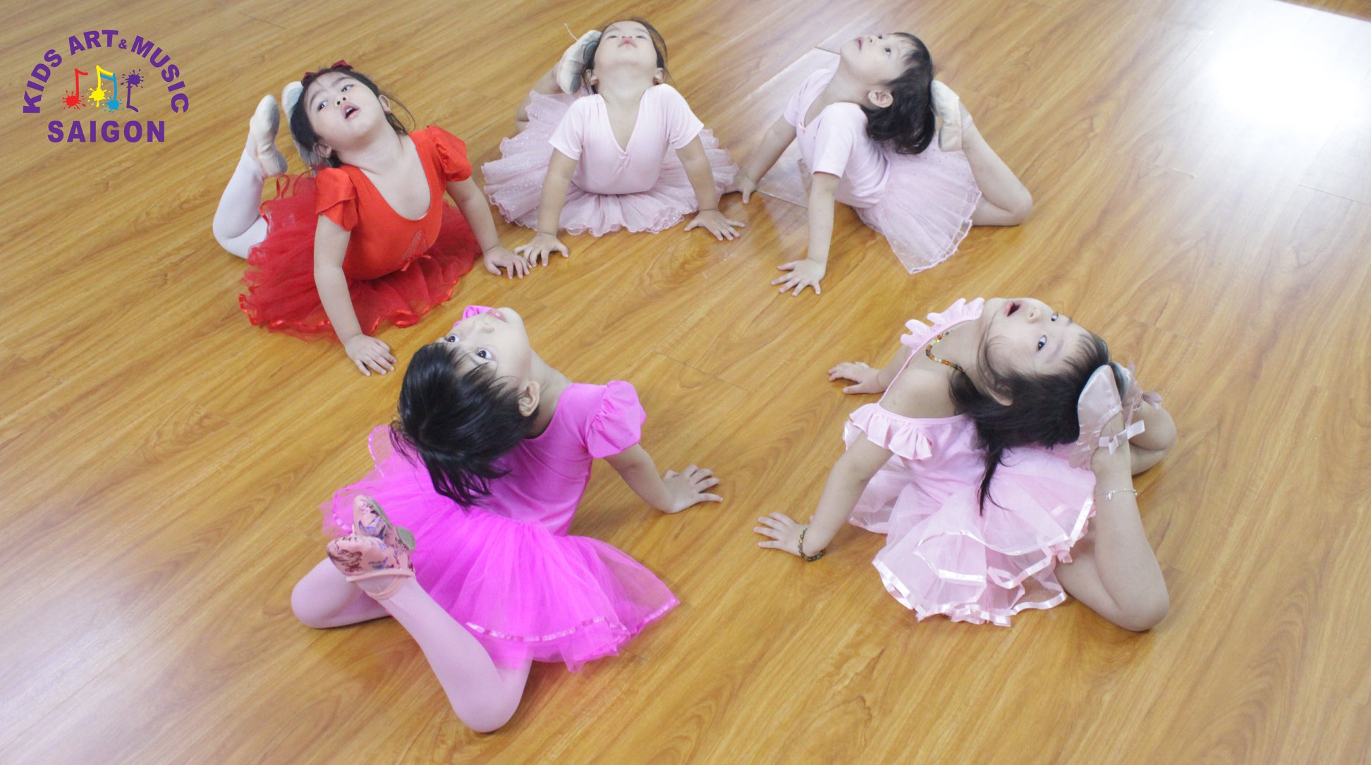 Top 3 trung tâm dạy múa bale cho bé tốt nhất tại TPHCM - hình ảnh 3 Ép dẻo ( Stretching) - Một bài tập quan trọng khi tập múa ba lê