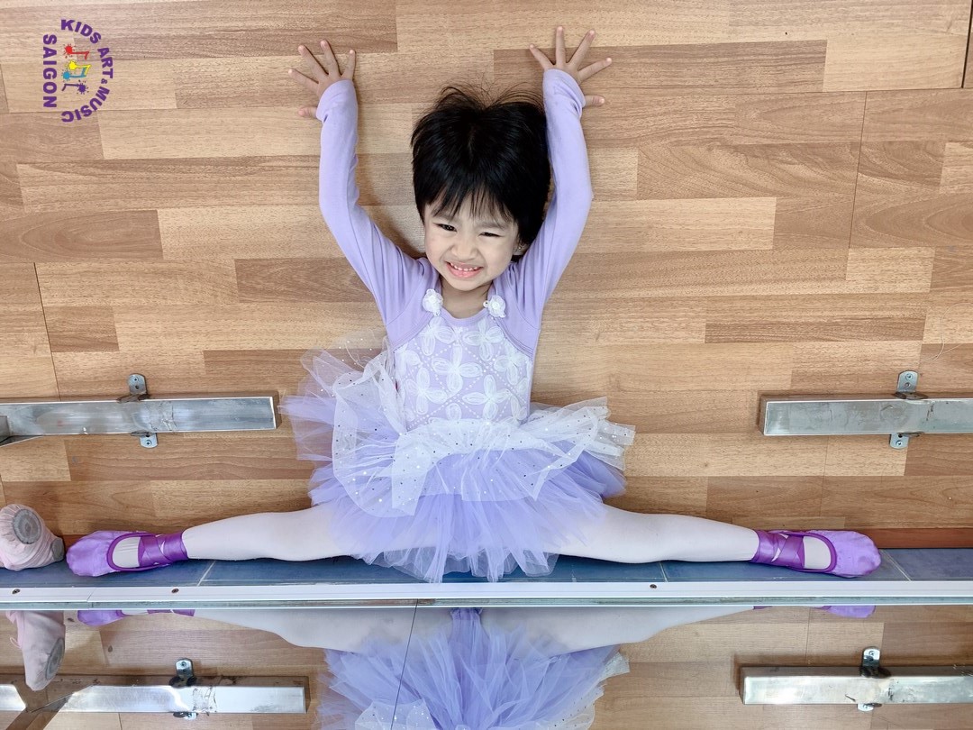 Ép dẻo ( Stretching) - Một bài tập quan trọng khi tập múa ba lê - hình ảnh 1 Ép dẻo ( Stretching) - Một bài tập quan trọng khi tập múa ba lê - hình ảnh 1