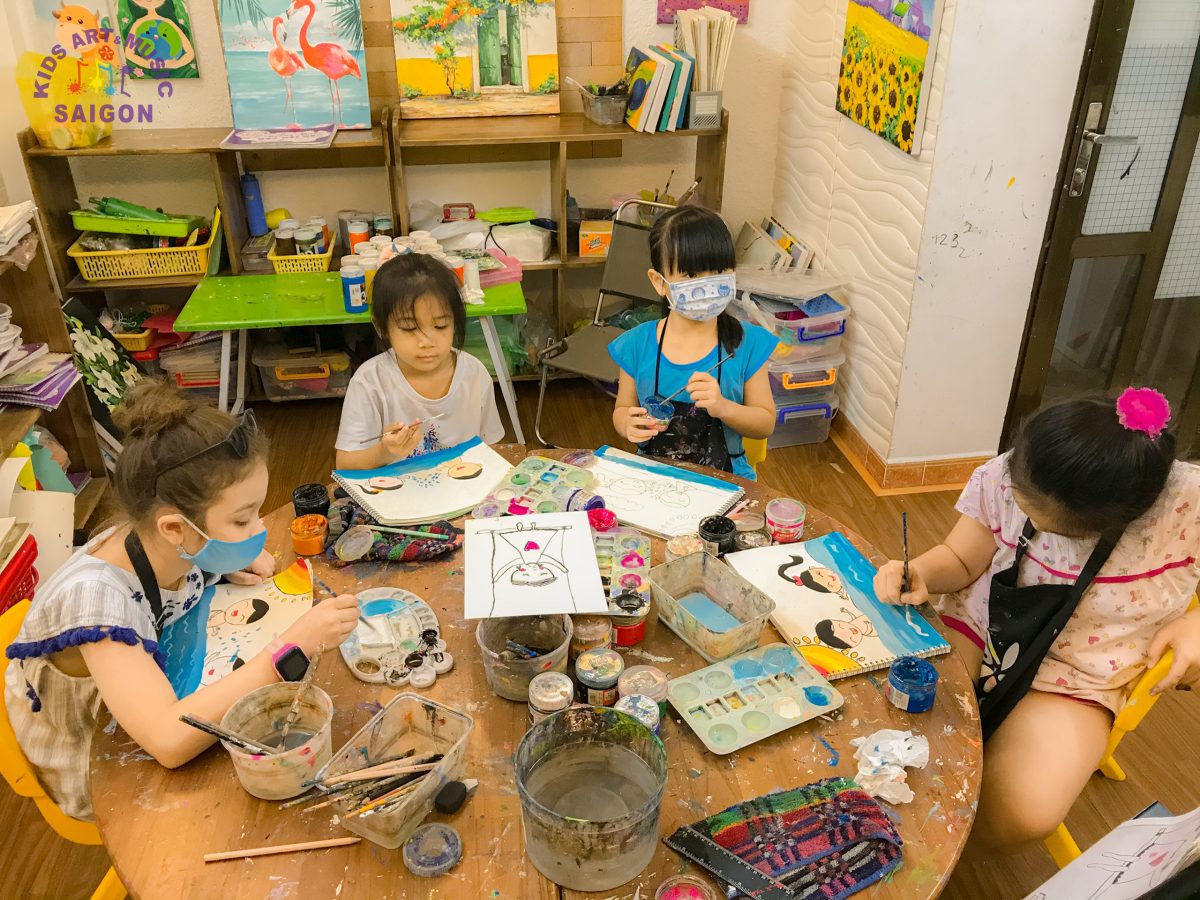 Cùng ngắm nhìn những bức ảnh của các “họa sĩ nhí” ở khóa học vẽ cho bé tại Kids Art & Music Sài Gòn