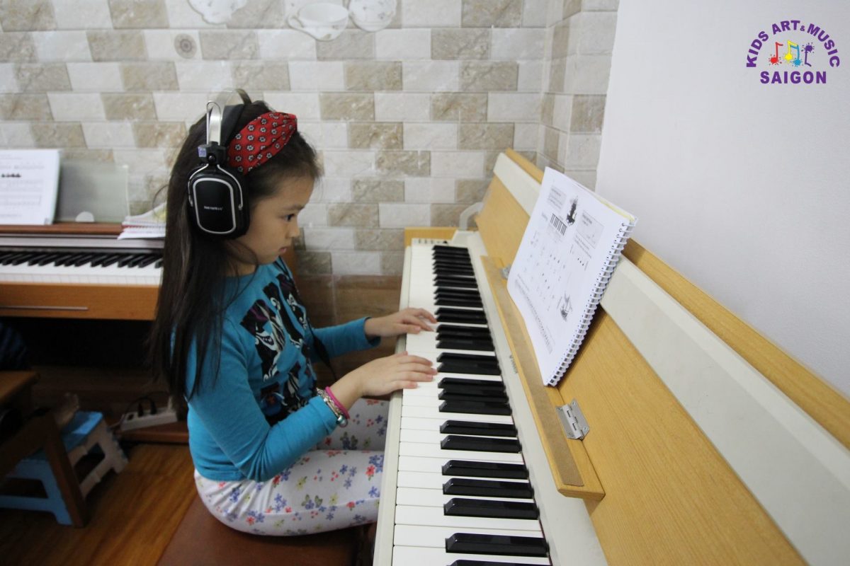Có nên dạy đàn piano cho bé 5 tuổi?
