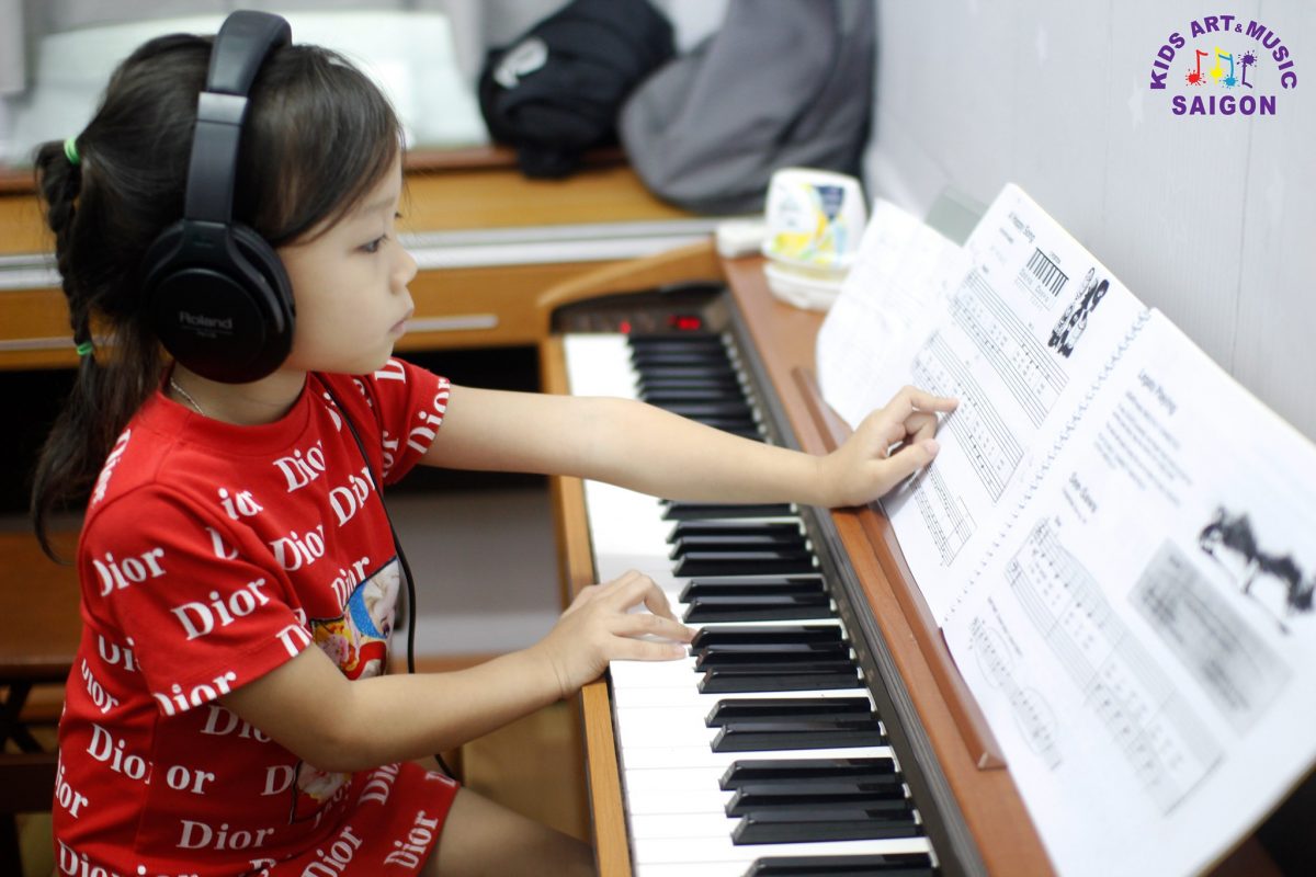 Mua đàn piano điện cho trẻ giá bao nhiêu là phù hợp