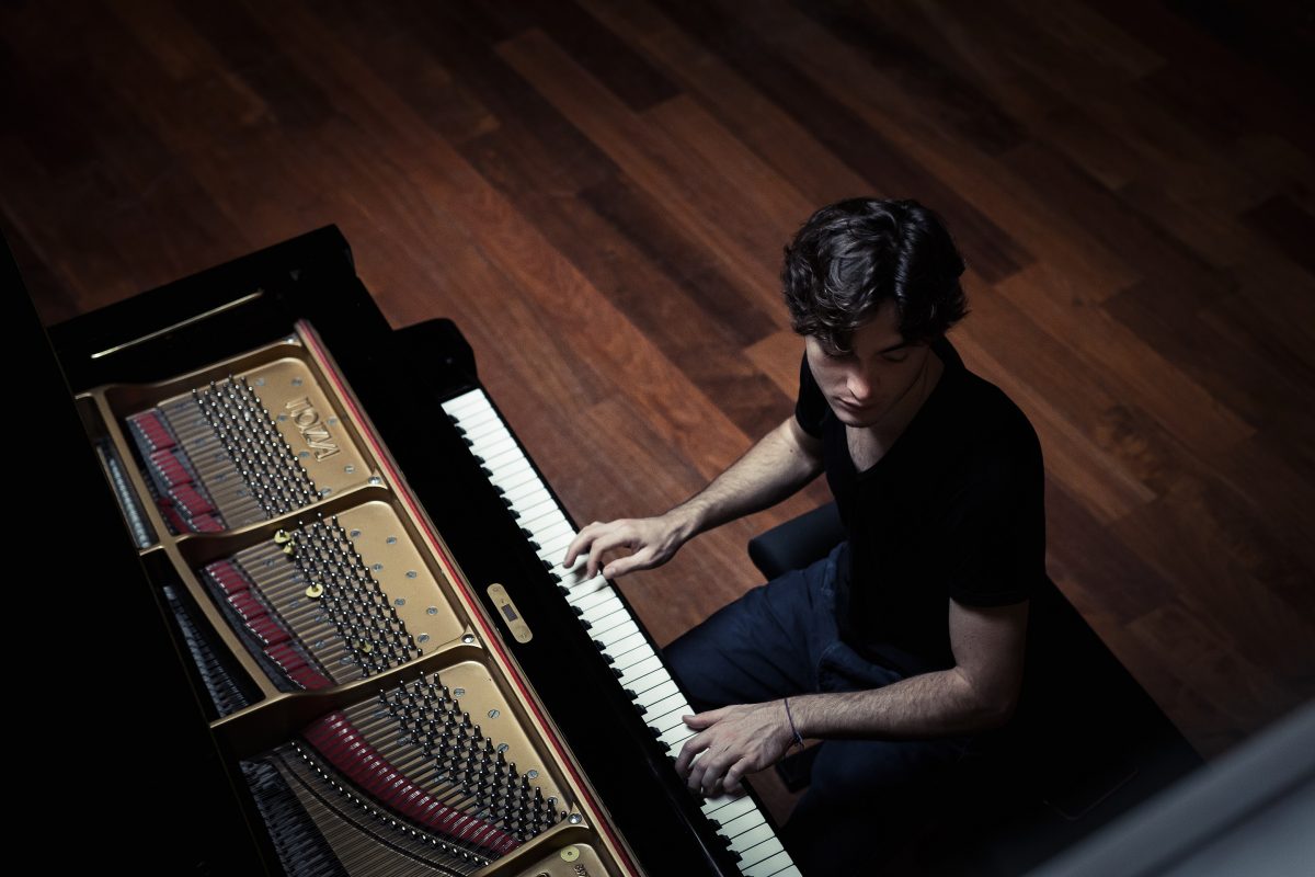 Nhạc hòa tấu là gì? Lợi ích của việc nghe hòa tấu piano